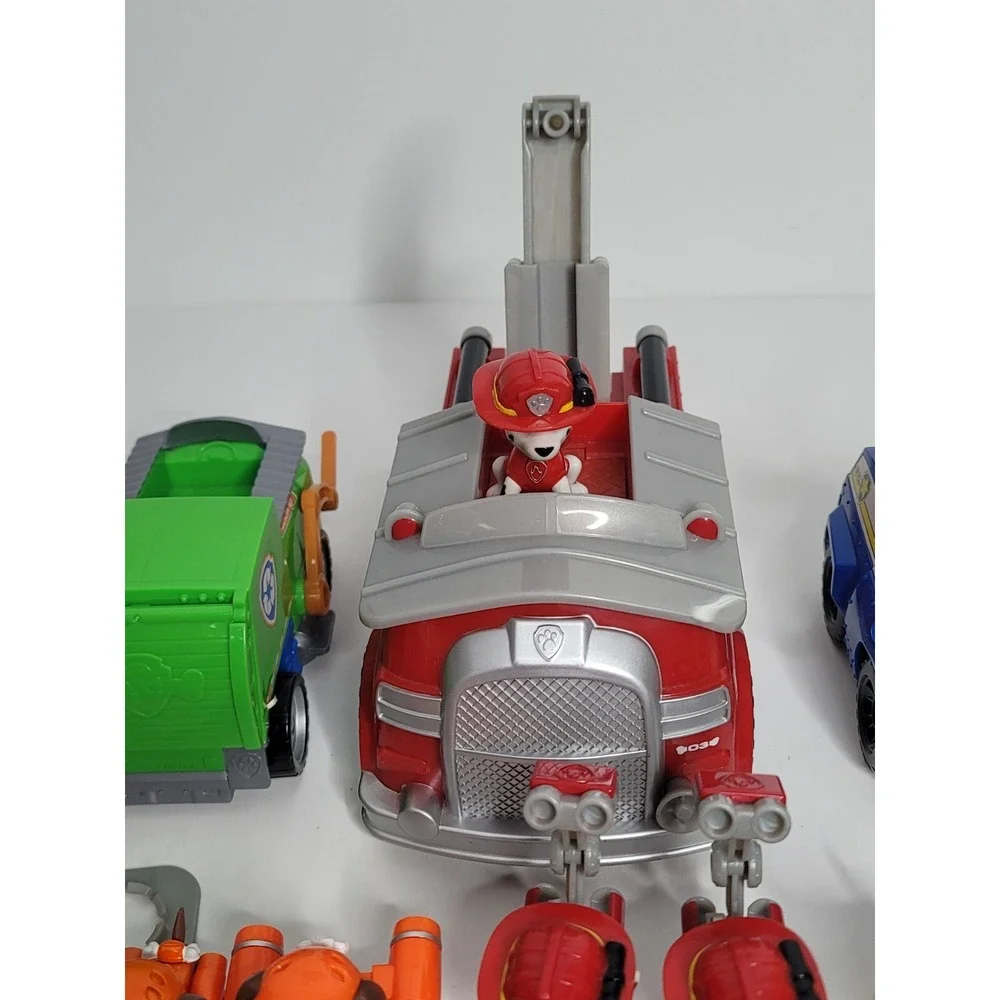 Huge Lot of 30 Paw Patrol Figures Vehicles Parts Chase Marshall Zuma Spin Master